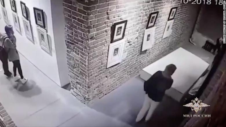Una mujer que trataba de tomarse una selfi derribó una estructura con obras de Goya y Dalí.