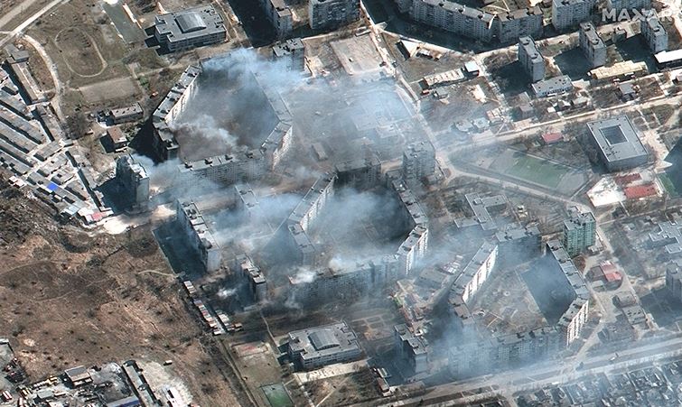 El humo se eleva desde los edificios de apartamentos en llamas