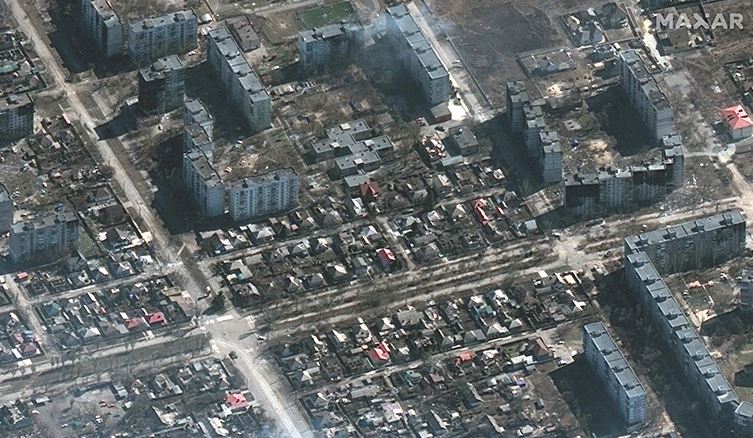 Vehículos y tanques militares rusos vistos en las calles del barrio de "left bank" en Mariupol