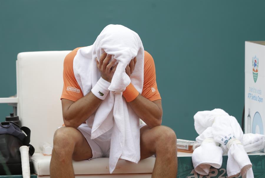 El accidente con una botella que terminó con Novak Djokovic tendido en el suelo