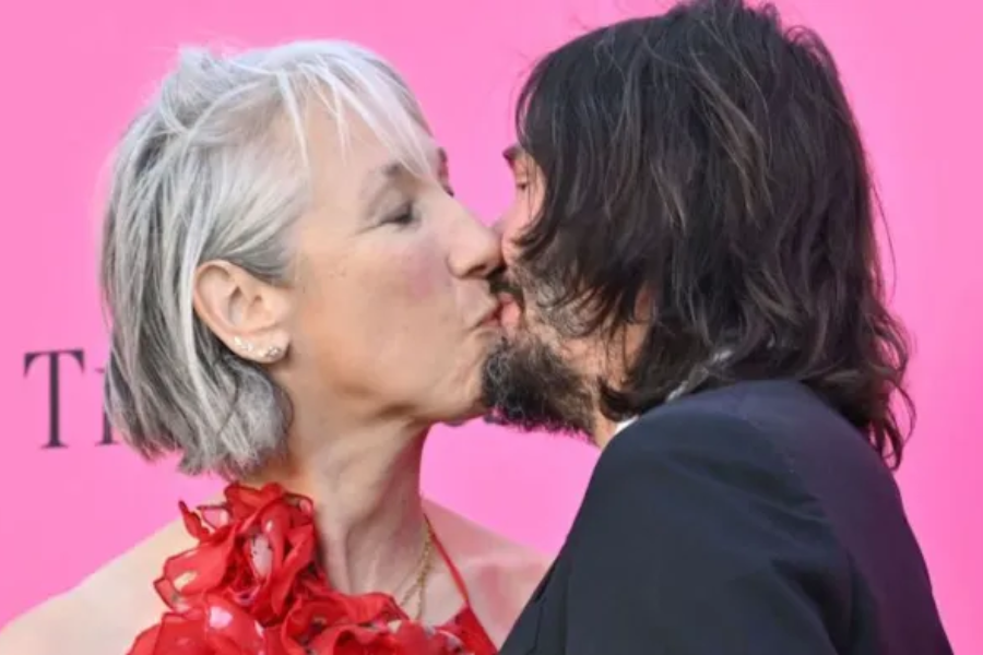 Beso entre Keanu Reeves y Alexandra Grant