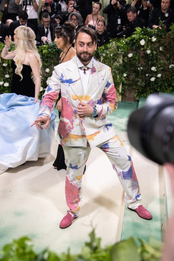 Kieran Culkin, que ganó un Emmy por su estridente interpretación de Roman Roy, estuvo acompañado por su esposa Jazz Charton y lució un traje estampado de colores. Lexie Moreland/WWD/Getty Images/Vía CNN Newsource