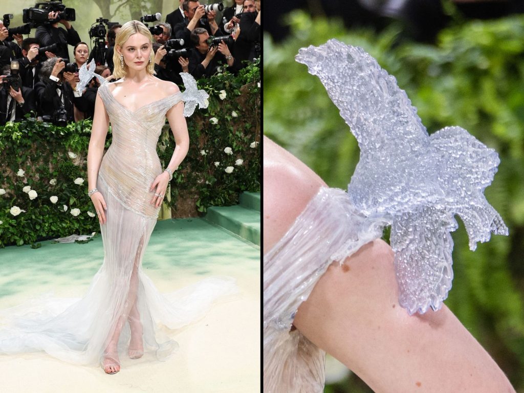 Elle Fanning en un etéreo vestido de Balmain. El vestido de organza con corpiño está cubierto a mano con cuatro capas de resina para conseguir un efecto de cristal en trampantojo y presenta una ilusión de tela levantada por dos pájaros esculpidos en resina azul grisácea. Jamie McCarthy/Getty Images; Lexie Moreland/WWD/Getty Images/Vía CNN Newsource