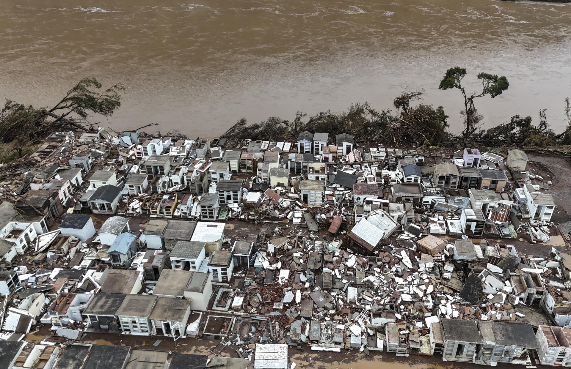 Cementerio destruido en Brasil