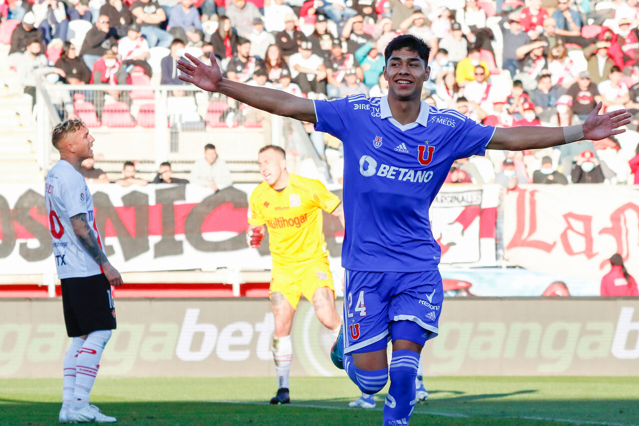 Darío Osorio festejando en Universidad de Chile / Referencial de Agencia UNO (2022).