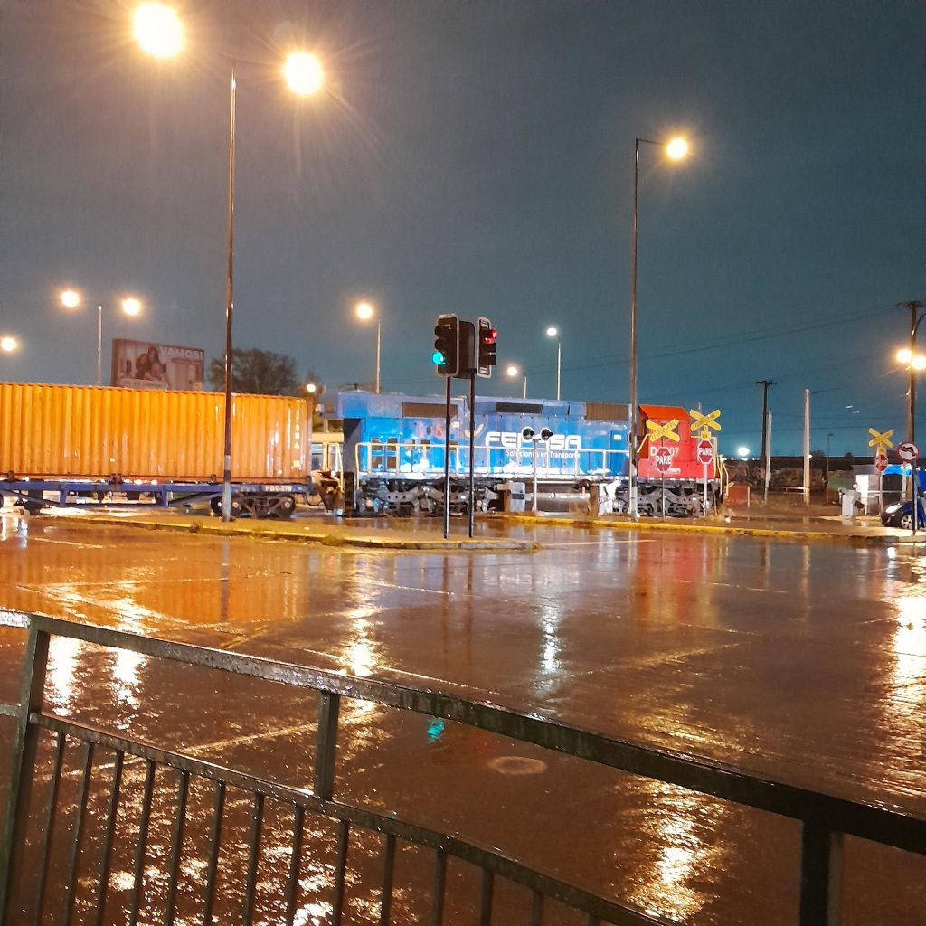 Tren de carga choca con bus y deja al menos a tres personas lesionadas en Maipú