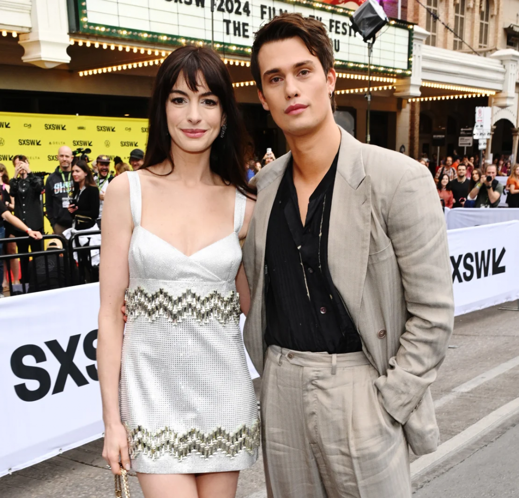 Anne Hathaway y Nicholas Galitzine interpretan a una pareja poco convencional en la nueva comedia romántica "The Idea Of You" Daniel Boczarski/Getty Images/Vía CNN Newsource