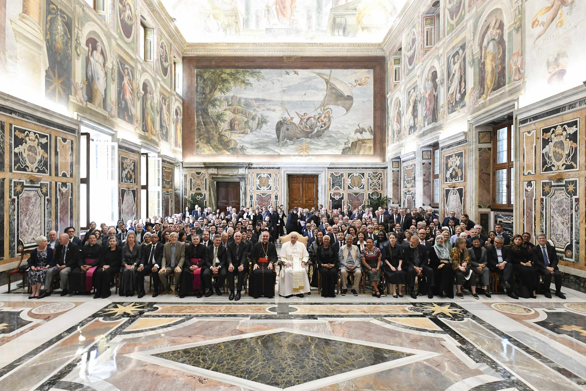 Papa Francisco con premios Nobel de la Paz