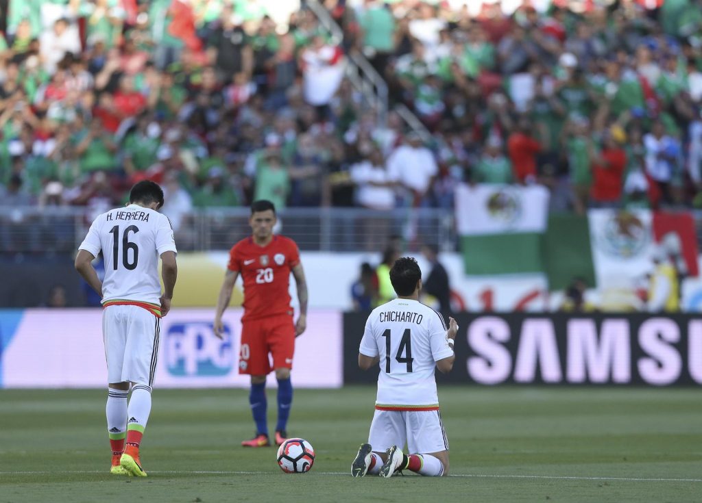 Chicharito Hernández le rogó a Bravo que detenga la avalancha de goles en histórica victoria 7-0 de Chile a México