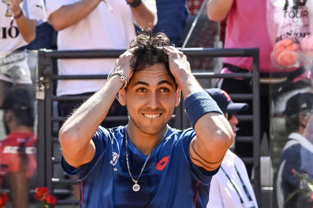 Alejandro Tabilo emocionado tras vencer al número 1 del tenis mundial.