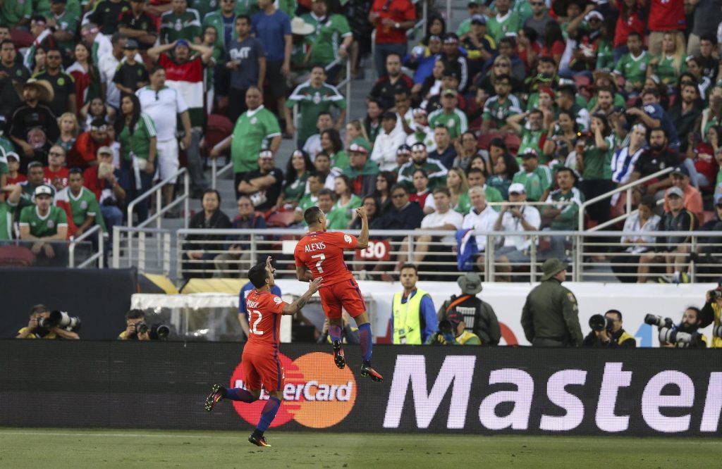 Chicharito Hernández le rogó a Bravo que detenga la avalancha de goles en histórica victoria 7-0 de Chile a México