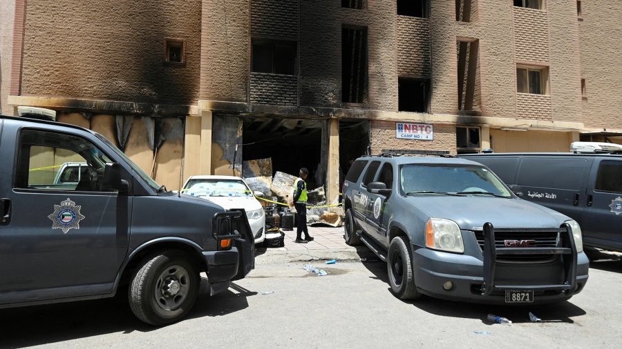 Oficial de policía frente al edificio incendiado en el sur de la ciudad de Kuwait, el 12 de junio de 2024/Reuters