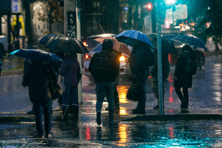 Sistema frontal: Gobernador Orrego denuncia déficit de colectores de agua lluvia en la Región Metropolitana