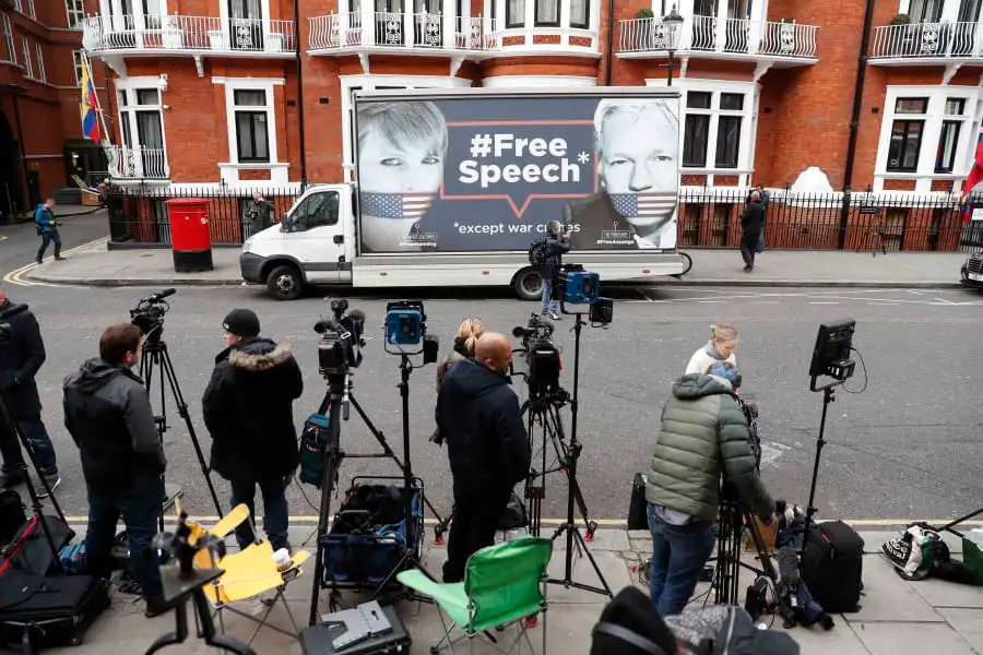 Una camioneta muestra imágenes de Assange y Chelsea Manning, la exanalista de inteligencia del Ejército que suministró miles de documentos clasificados a WikiLeaks, afuera de la Embajada de Ecuador en Londres . (Alastair Grant / AP)