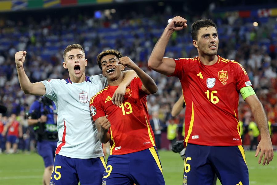 Lamine Yamal of Spain (C), Fermin Lopez of Spain (L) and Rodrigo of Spain celebrate winning the UEFA EURO 2024 semi-finals soccer match between Spain and France in Munich, Germany, 09 July 2024. (Francia, Alemania, España) EFE/EPA/RONALD WITTEK