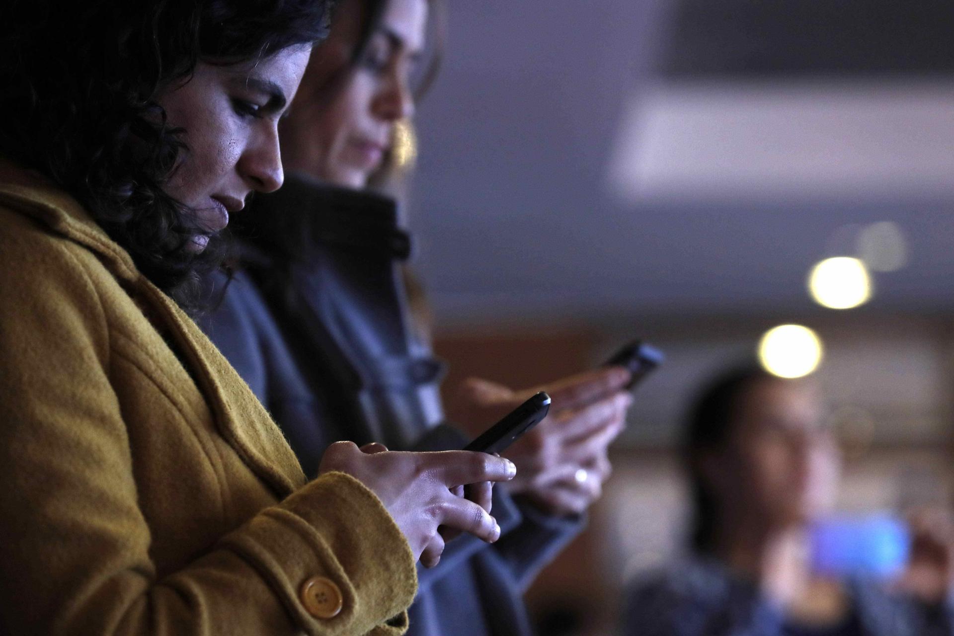 Mujeres con celulares