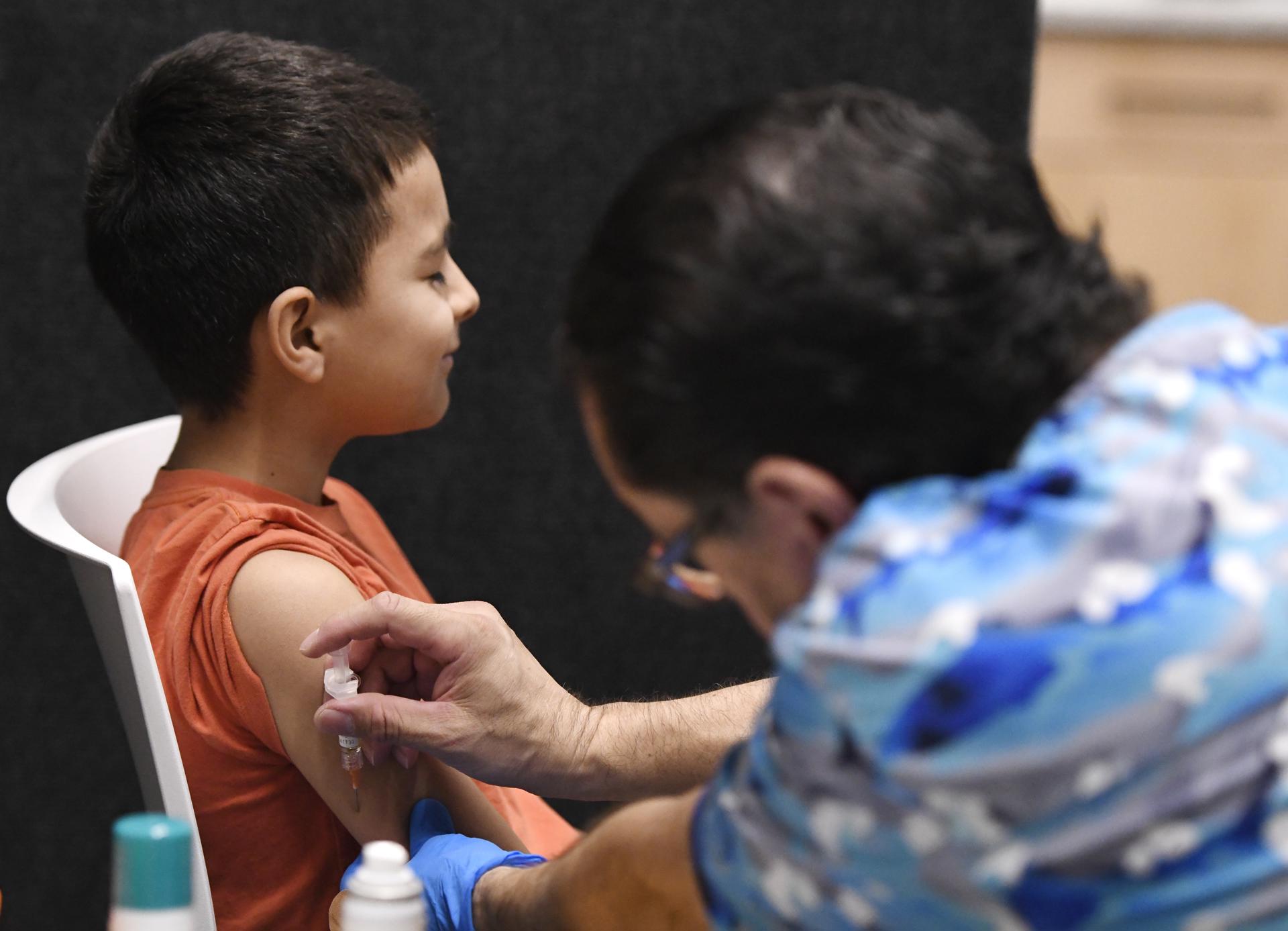 LUBBOCK (Estados Unidos), 01/03/2025.- Jexer Brayan, de nueve años, recibe la vacuna triple vírica (MMR), que protege contra el sarampión, en el Departamento de Salud de la Ciudad de Lubbock, Texas, EE. UU., el 1 de marzo de 2025. Esta es la primera dosis de Brayan. EFE/EPA/ANNIE RICE