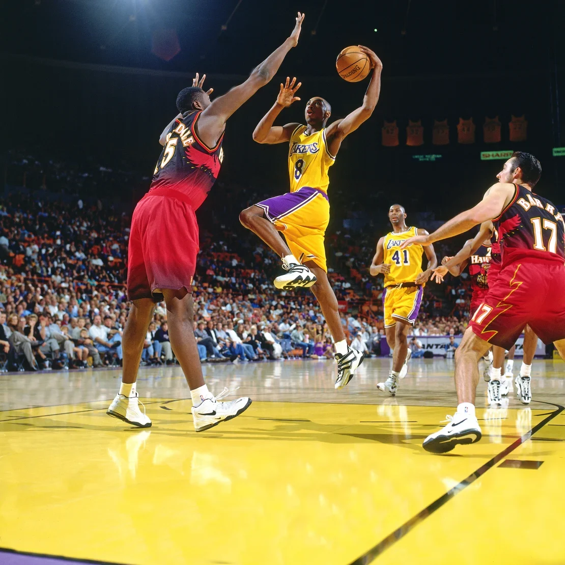 Kobe Bryant dispara contra los Atlanta Hawks el 10 de noviembre de 1996 en el Great Western Forum en Inglewood, California. Andrew D. Bernstein/NBAE/Getty Images