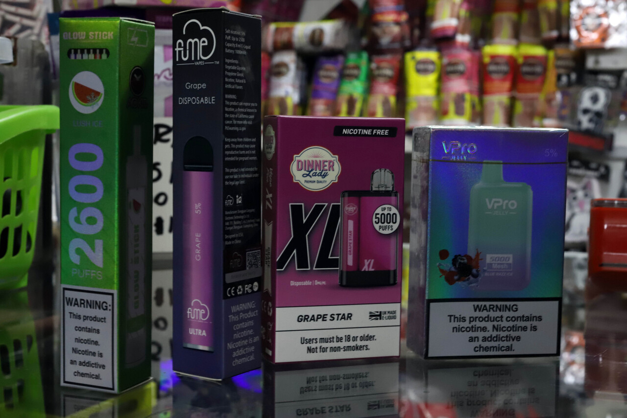 Este martes entra en vigor la ley que regula el uso de vapeadores: ¿Cuáles son los riesgos que tienen para la salud?/Agencia Uno