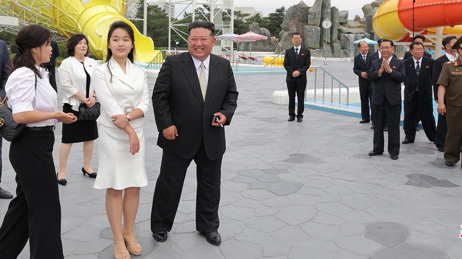 Una foto publicada por la Agencia Central de Noticias de Corea del Norte (KCNA) muestra al líder norcoreano Kim Jong Un (4-i) y a su hija Kim Ju Ae (3-i) durante la ceremonia de inauguración de la Zona Turística Costera de Wonsan Kalma en Wonsan, Corea del Norte, el 24 de junio de 2025 (publicada el 26 de junio de 2025). Según la KCNA, la zona turística cuenta con hoteles y hostales con capacidad para casi 20.000 huéspedes, tanto nacionales como internacionales, además de instalaciones para bañarse en el mar y diversas actividades deportivas y recreativas. EFE/EPA/KCNA