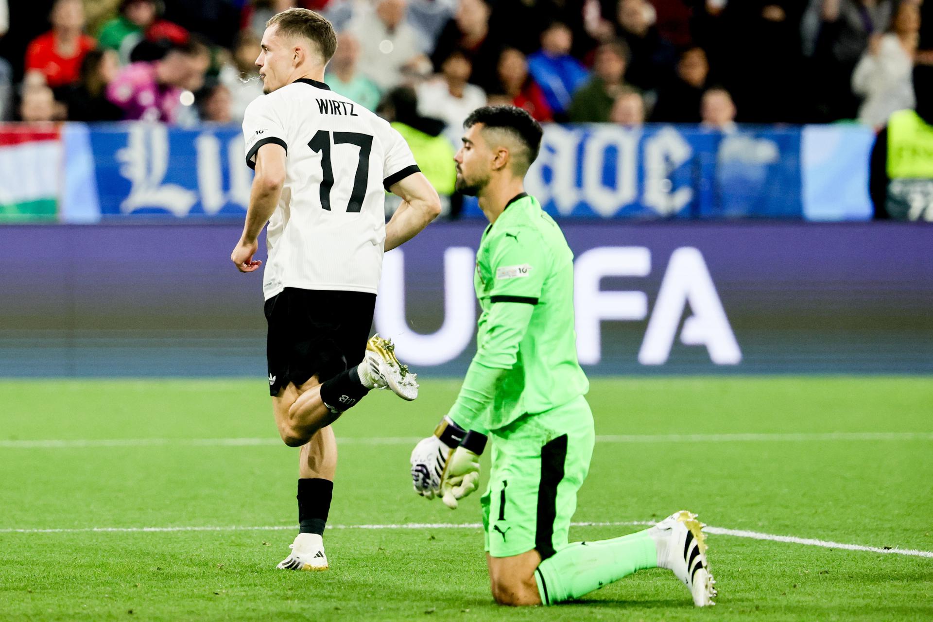 El alemnán Florian Wirtz (I) celebra el 1-0 durante la primera semifinal de la Liga de Naciones entre Alemania y Portugal en el Allianz Arean de Múnich, Alemana.EFE/EPA/RONALD WITTEK